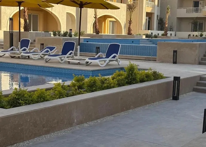 Apartment G02 Bay Village | Balcony | Poolside